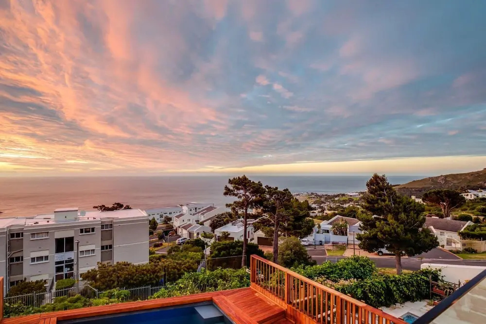Stylish Holiday Apartment w Private Pool 180 Views Malibu