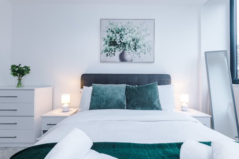 NEW Stylish Apartment Amazing Location Sleeps 4