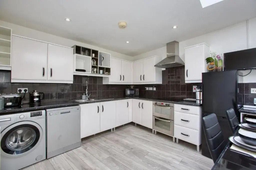 Fantastic 1BD Hideaway, 2 Minutes to the Sea