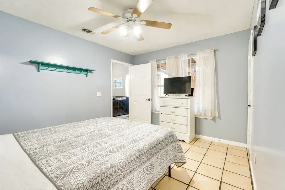 Pet-friendly PCB Duplex - Walk to Beach!