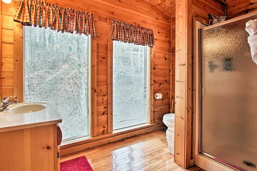 Gatlinburg Mountainside Escape w/ Deck & Hot Tub!