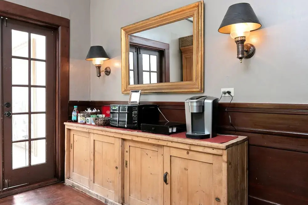 New Listing! The Penthouse Suite At De La Vina Inn Studio Bedroom Hotel Room