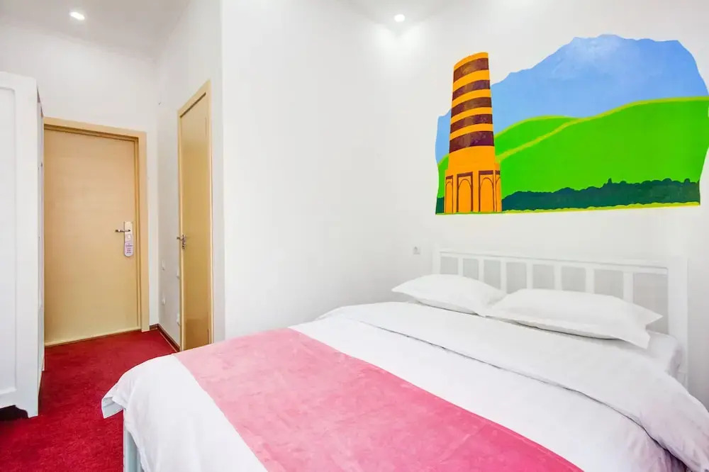 WHITE HOTEL & HOSTEL