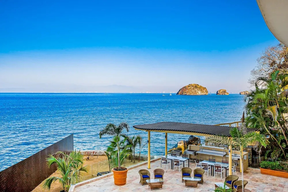 Fantastic Oceanfront Apartment With Balcony, Pool & Central AC