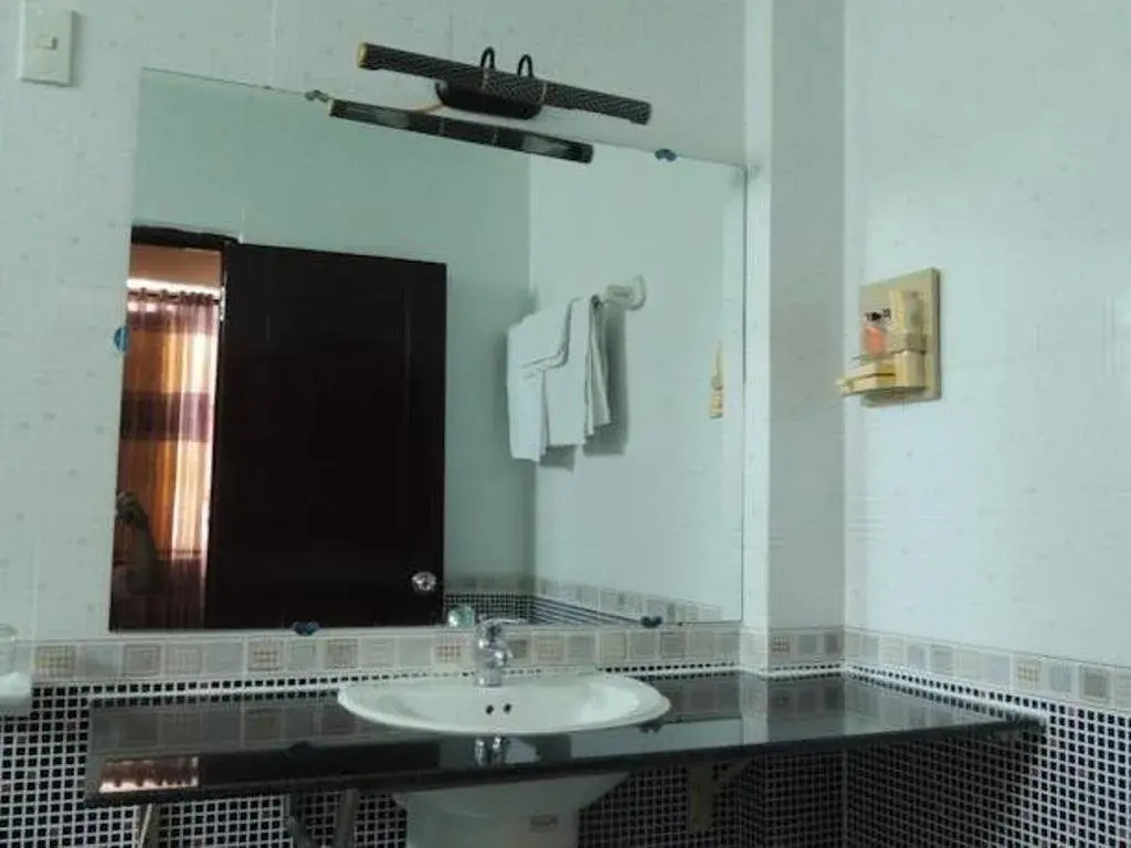 Phuong Dong Hotel