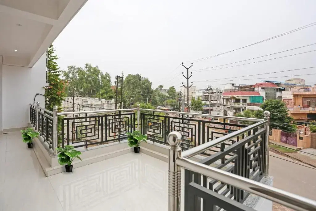 Oyo Townhouse 1082 Holidayy Inn