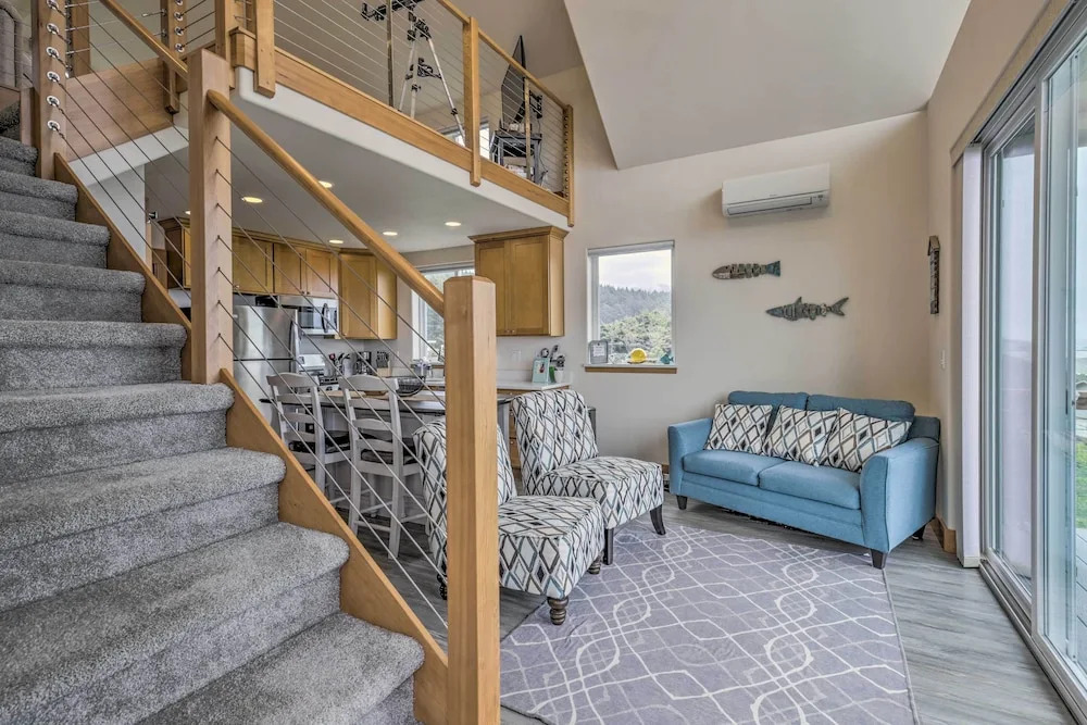 Yachats Gem w/ Private Balcony & Ocean Views!