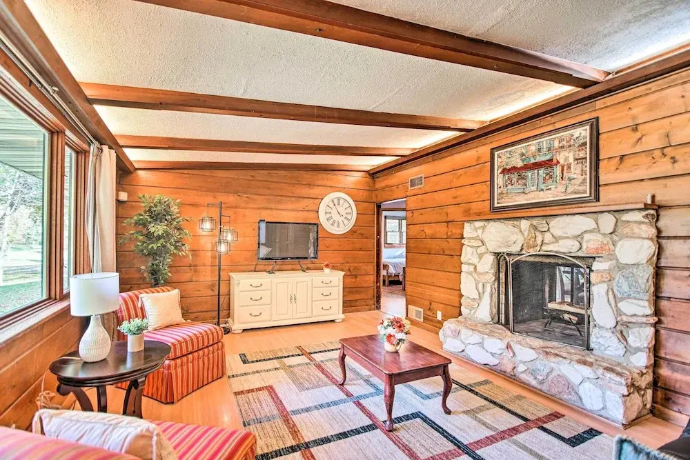 Fenced Yard: Fox River Grove Home, Dogs Welcome
