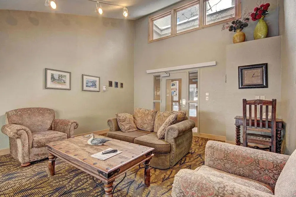 1710 The Willows 1 Bedroom Condo by RedAwning