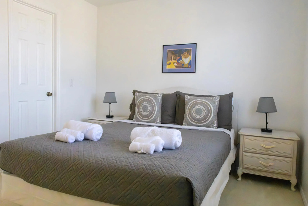 3 Bedroom 2.5 Bathroom Villa with Lakeside Pool, Kissimmee, US