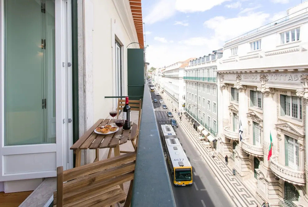 JOIVY Sunny 1-bed flat w/terrace&sea view in Baixa, 3mins to Arco da Rua Augusta