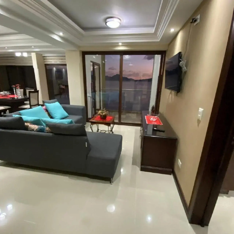 Torres de Atitlan 4 Bdrm-3 Bthrm Full Floor - for 10 people
