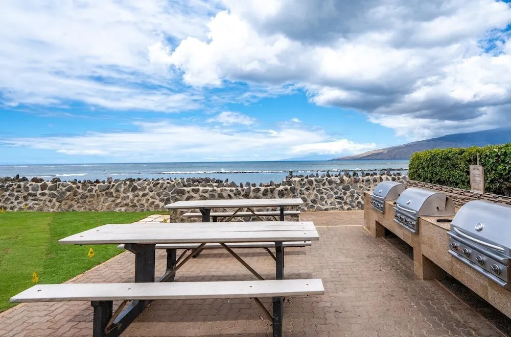 Menehune Shores #423 2 Bedroom Condo by RedAwning