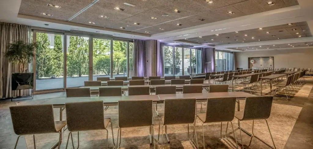 Отель ILUNION Atrium