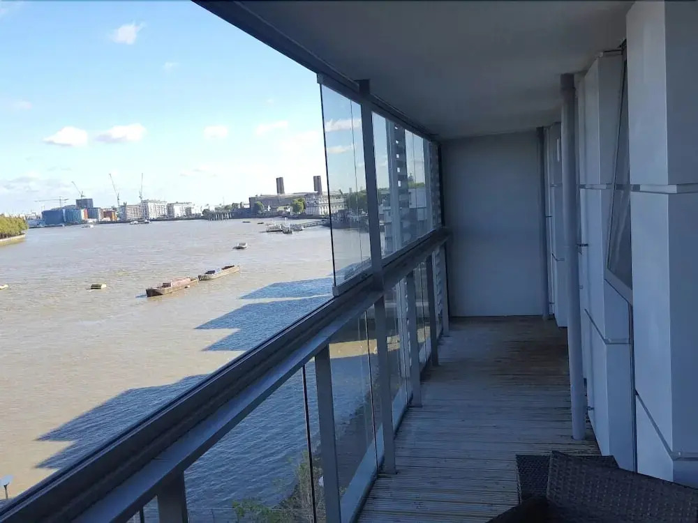 2 Bedroom Apartment on the River Thames