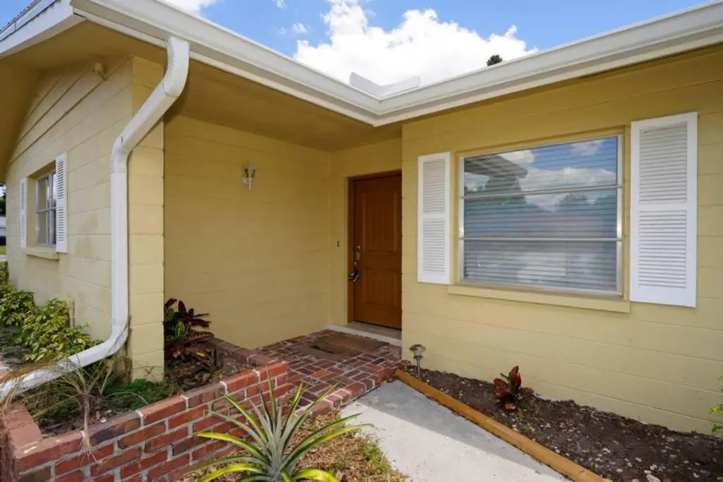 Pool Home - Close to beaches, food, downtown