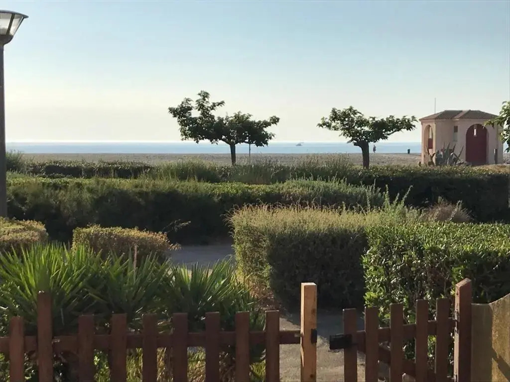 Villa 2 Pièces Climatisée avec Terrasse, Face à la Mer, Parking Privé, Proche Commerces et Plage - FR-1-81-343