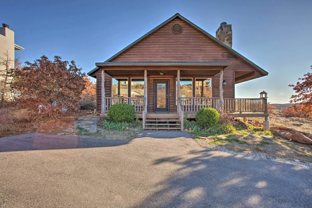 Updated Cabin w/ 360-degree Mtn View: 1 Mi to Lake