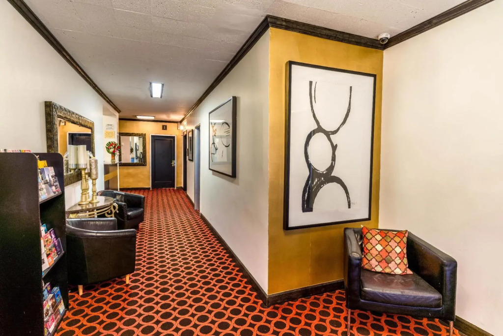 Royal Park Hotel & Hostel