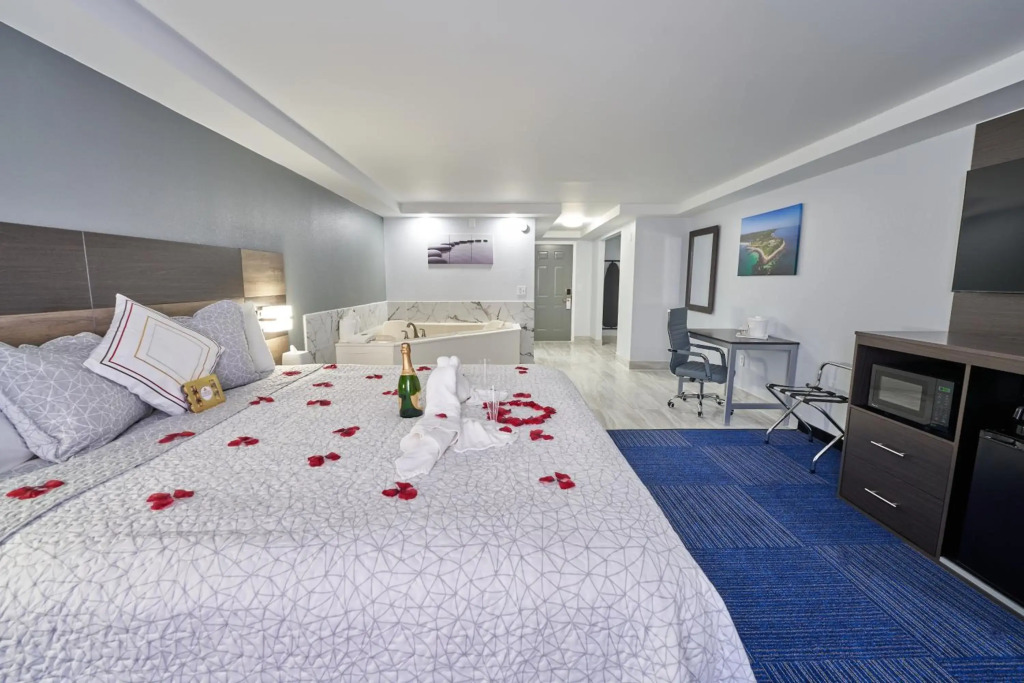 Admiralty Inn & Suites - a Red Collection Hotel