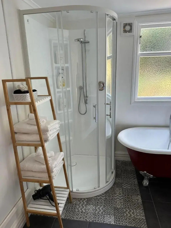 Relaxing sunny Nelson retreat, balcony views & easy walk to CBD
