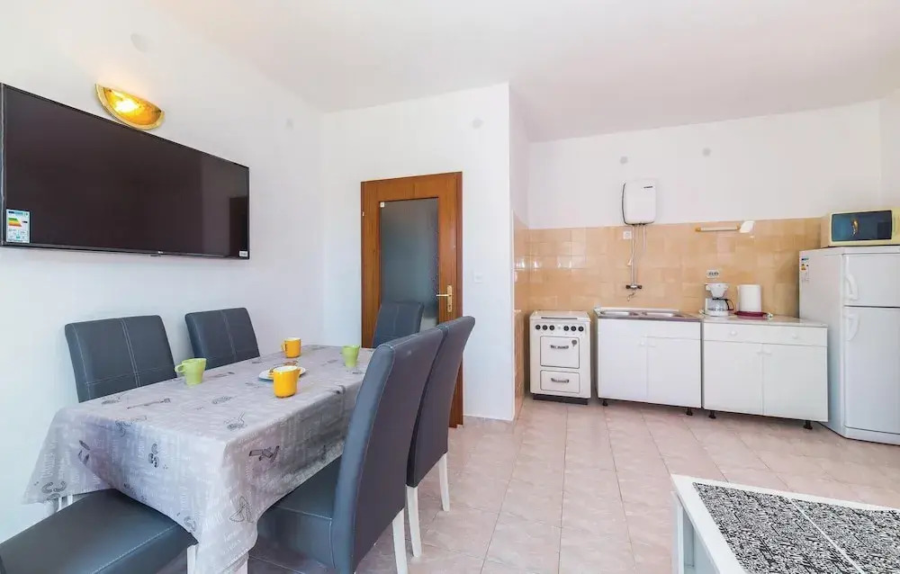 Stunning Apartment in Okrug Donji With 3 Bedrooms and Wifi