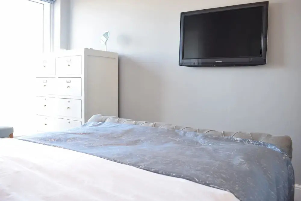 Newly Refurbished Thameside Apartment
