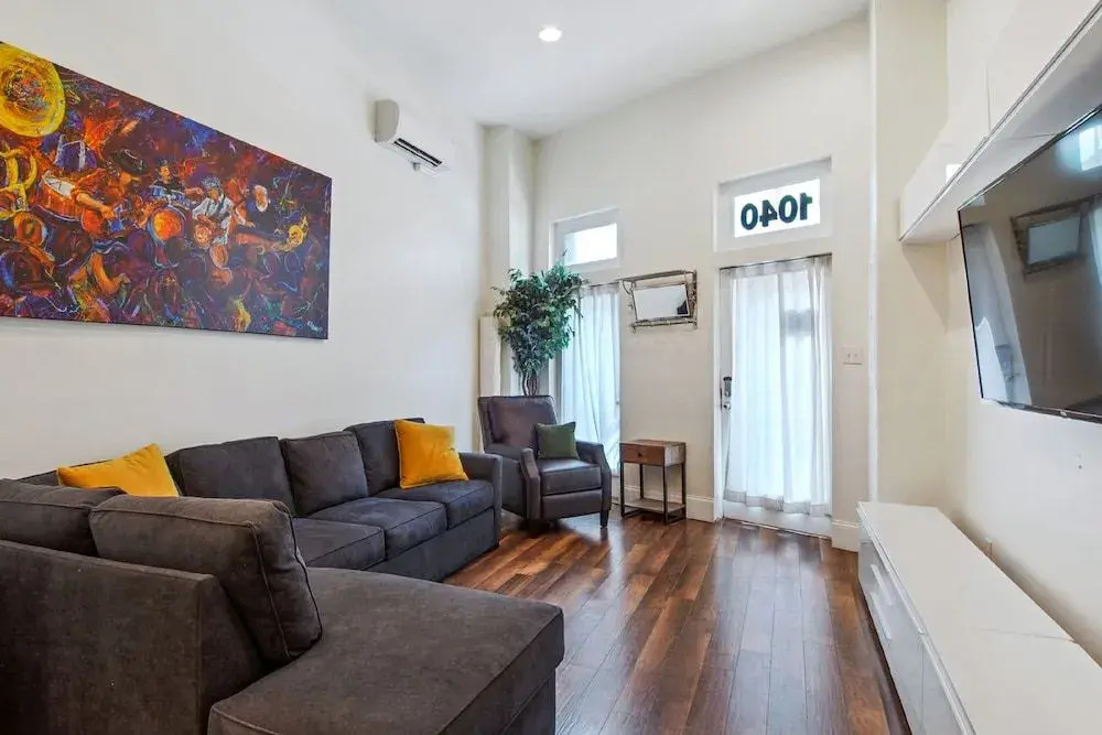Charming New Orleans Townhouse Near All City Hot Spots