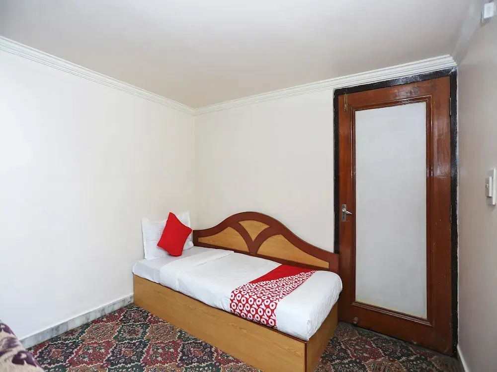OYO 15468 Hotel Sharda
