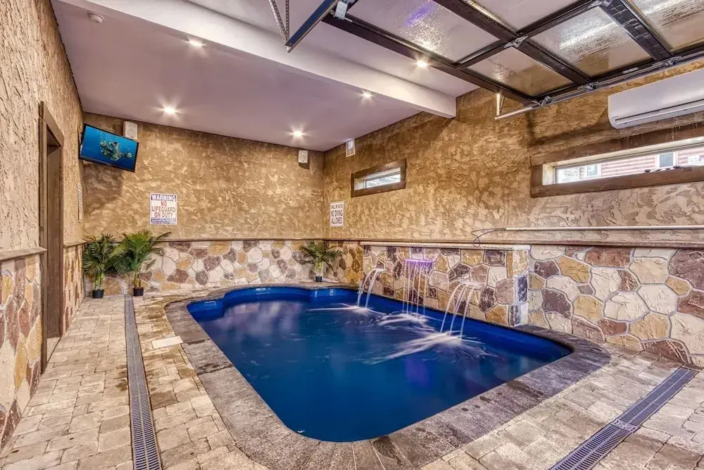 ERN823 - EAGLE FALLS - GREAT LOCATION WITH PRIVATE HEATED INDOOR POOL! CLOSE TO TOWN! cabin