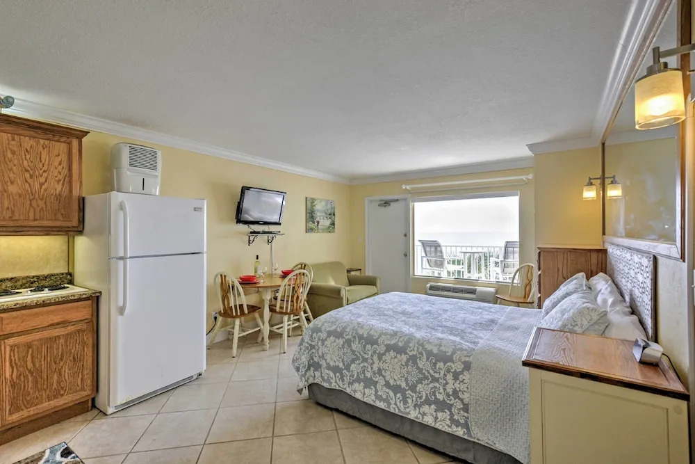 Daytona Beach Studio w/ Oceanfront Balcony & Pool!