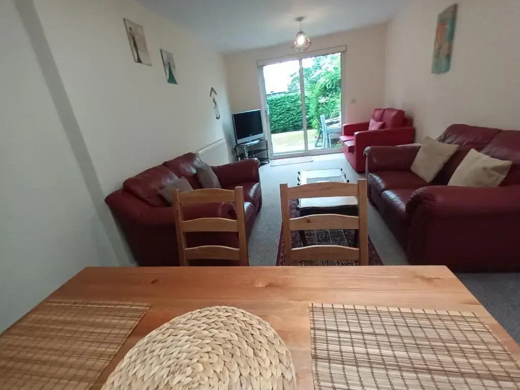 Central Modern Apartment with Free Parking And Private Garden