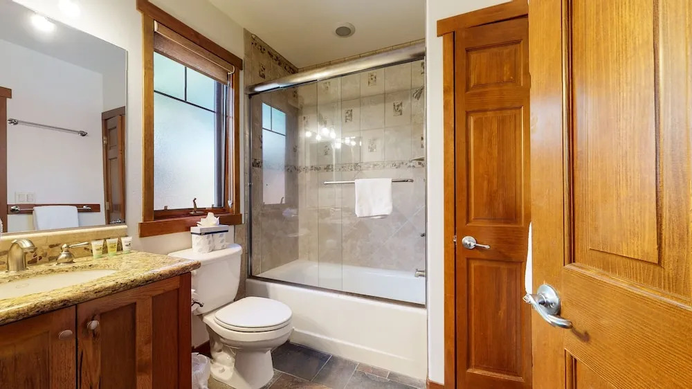 Grayfox 2 Pet-Friendly, 5-Star with Private Hot Tub, 2 Car Garage and Prime Location by RedAwning