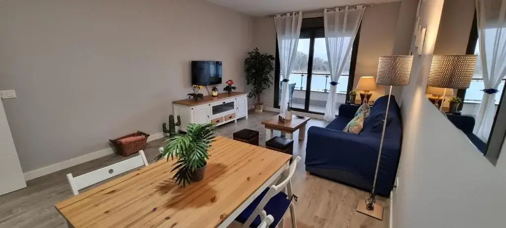 Excellent location- Beach, Pool, Telework, 2 Bikes, Parking & Wifi GRATIS at "CaSa Carol'S"