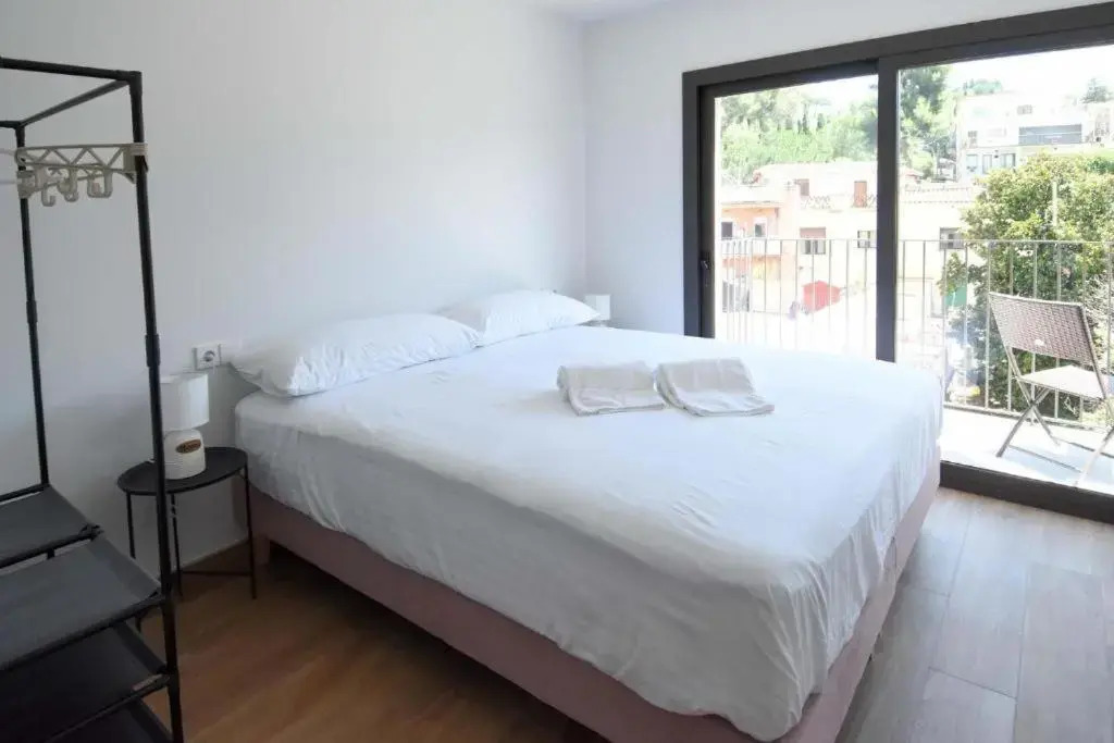 10 apartments in a modern central building with private car parking available