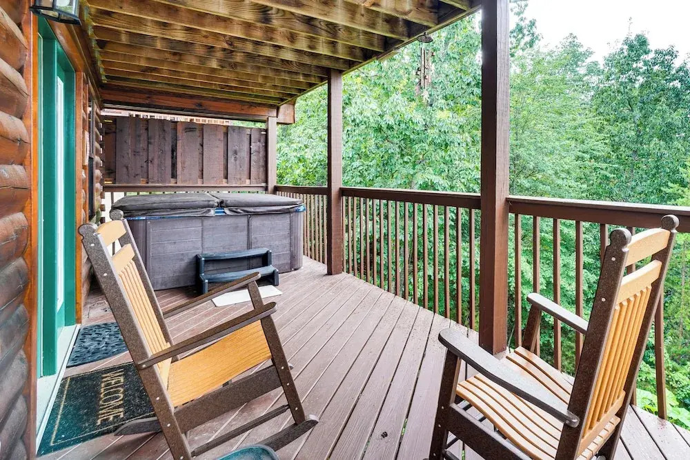 2 Mi to Dollywood: Mtn Cabin w/ Pool Access!