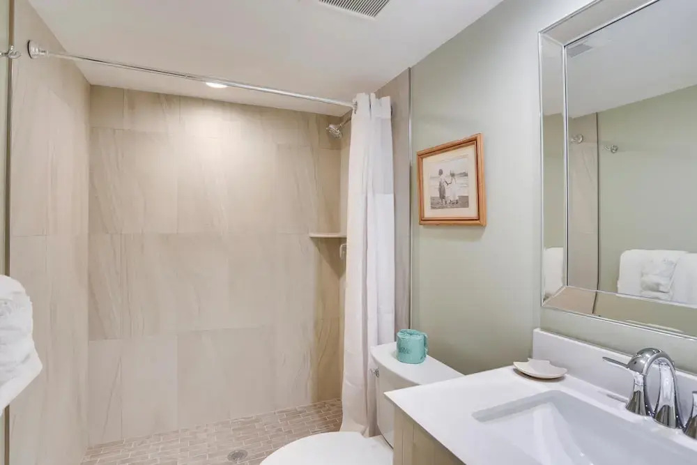 Land's End 206 Building 3 Updated / Bay Views/ End Unit!