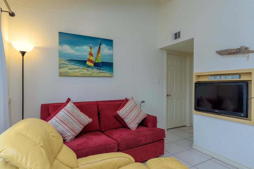 1br Resort-style Condo W/ Balcony And Pool 1 Bedroom Condo