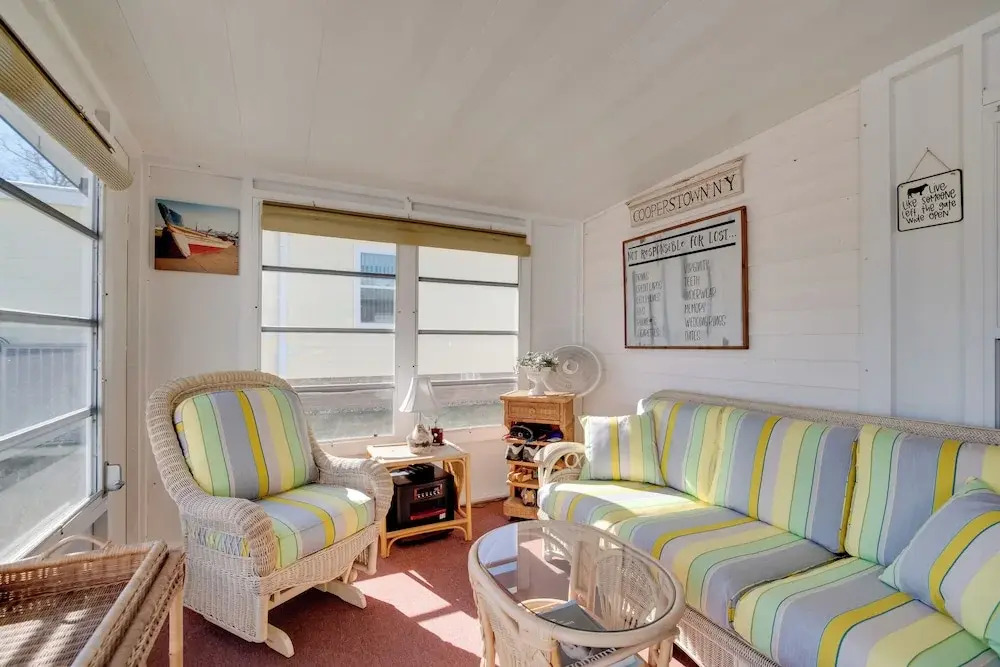 Lady Lake House with Lanai and Community Pool!