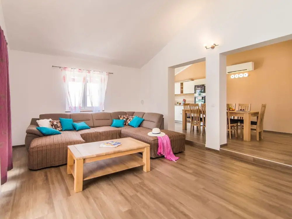 Stylish Villa in Ližnjan with Swimming Pool