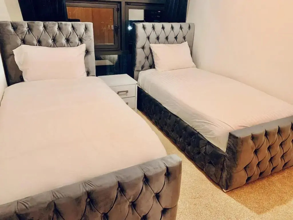 Glasgow City Centre G1 PENTHOUSE with RiverViews - Duplex (4 Bedrooms, 3 Bathrooms, Kitchen, 1 Living room, 1 Dining room, 2 Terraces, Triple Garage 3 Parking spaces 'e-charging', Top Floor, 2050 sq ft, Merchant City)