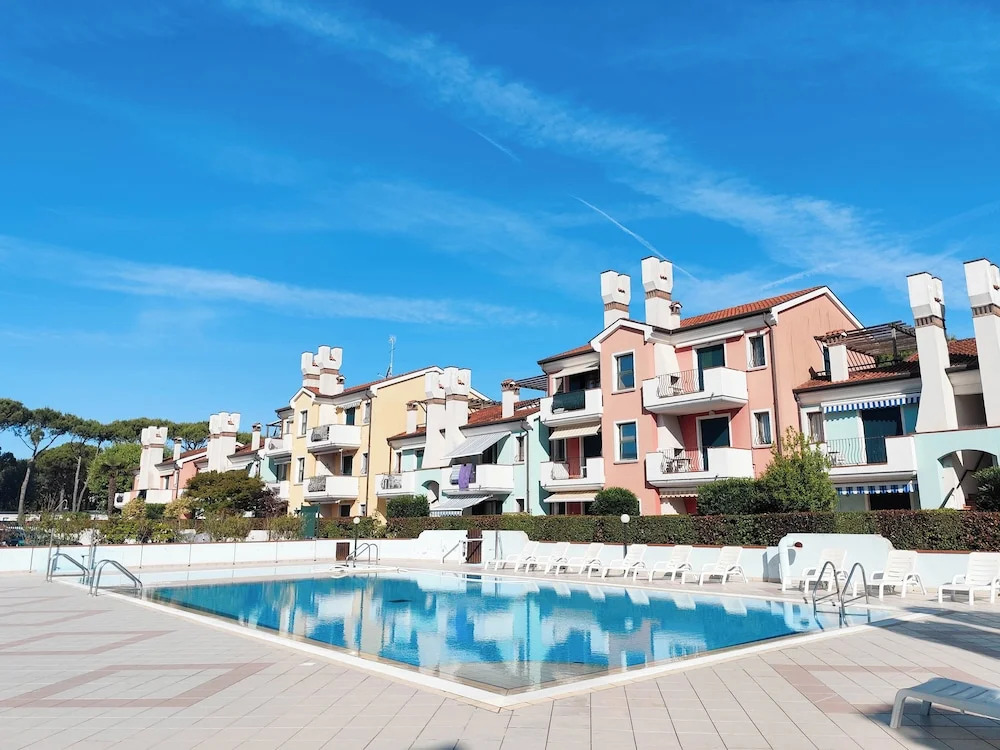Bright Apartment With Pool
