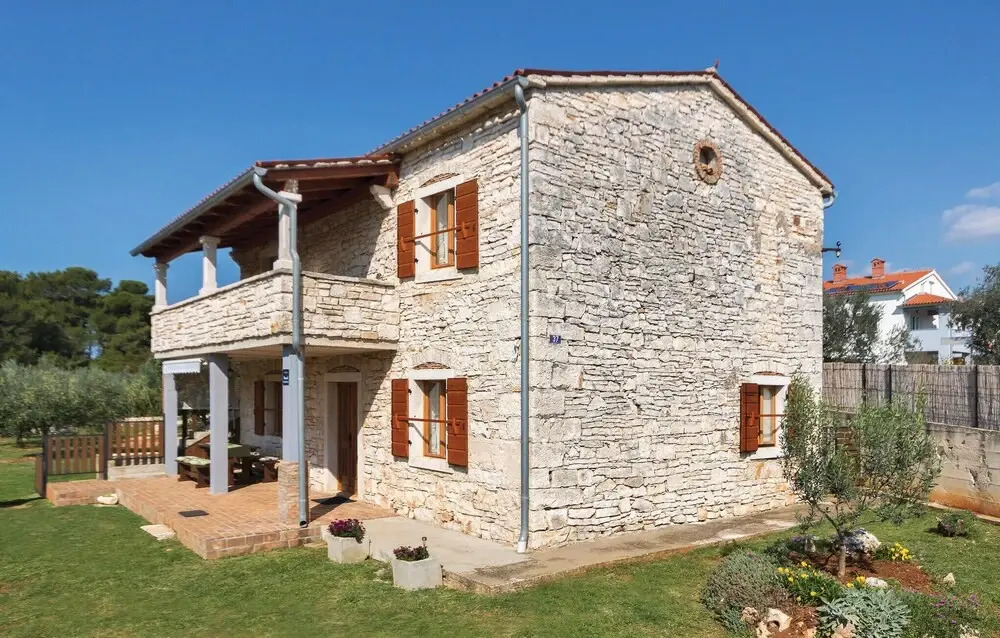 2 Bedroom Stunning Apartment In Fazana