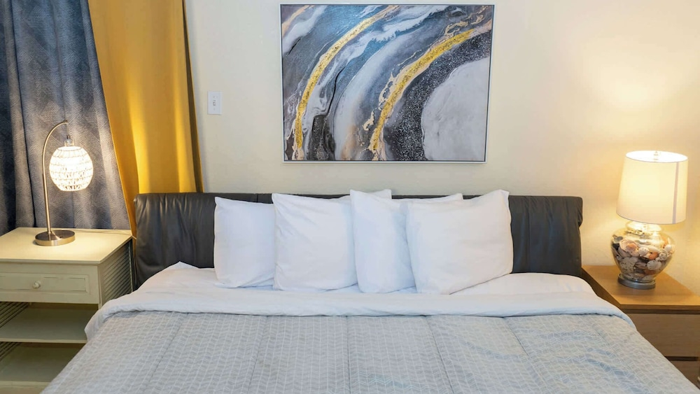 Short Walk to Beach - Pool - 1st Floor