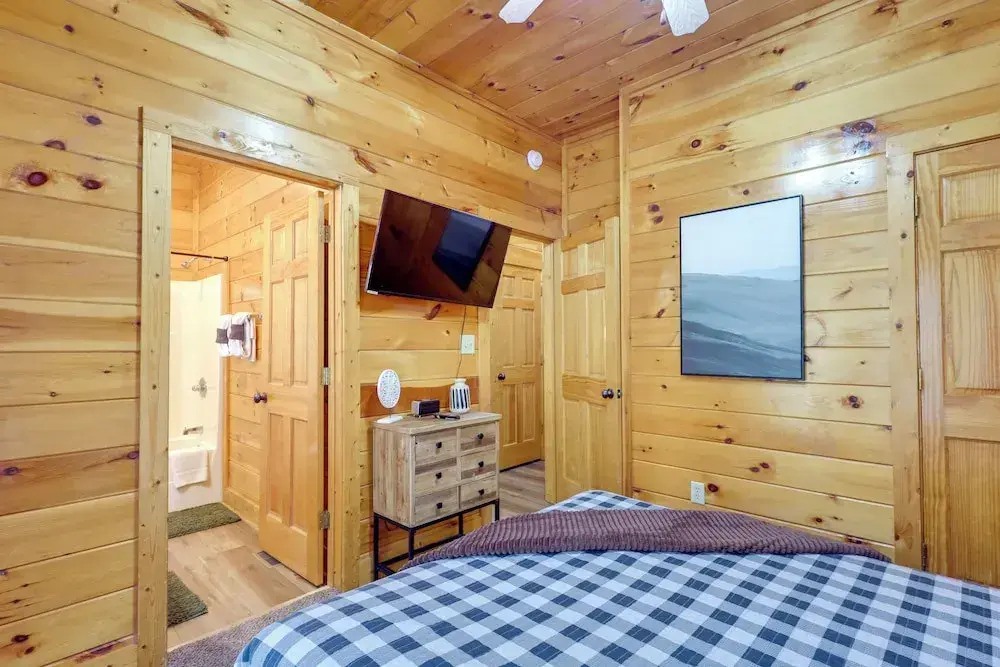 5 Mi to Dtwn: Cabin w/ Hot Tub in Pigeon Forge!