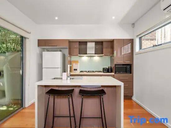 Relaxing Getaway Oasis with Patio in Charming Kew