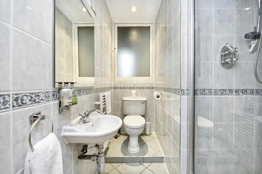 Historic Whitehall Flat in SW1 by Underthedoormat, London