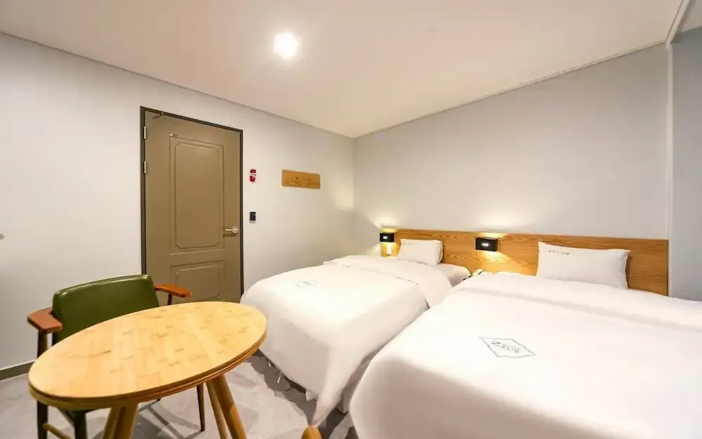 Zeus Motel