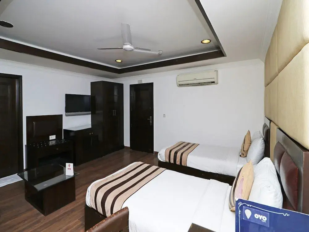 OYO 12789 Hotel Aaron Castle