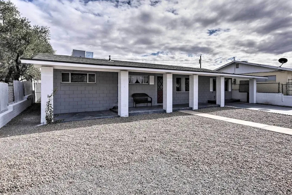 Centrally Located Gem With Laughlin Strip Views!